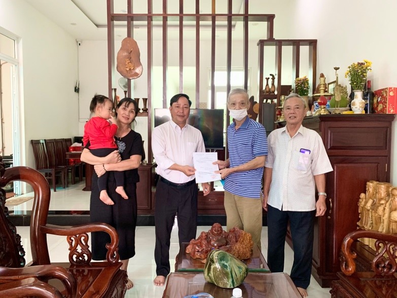 Đảng ủy phường Tân Tiến trao tiền hỗ trợ cho đảng viên có hoàn cảnh thực sự khó khăn từ nguồn Quỹ đảng viên tiết kiệm học tập và làm theo tư tưởng, đạo đức, phong cách Hồ Chí Minh
